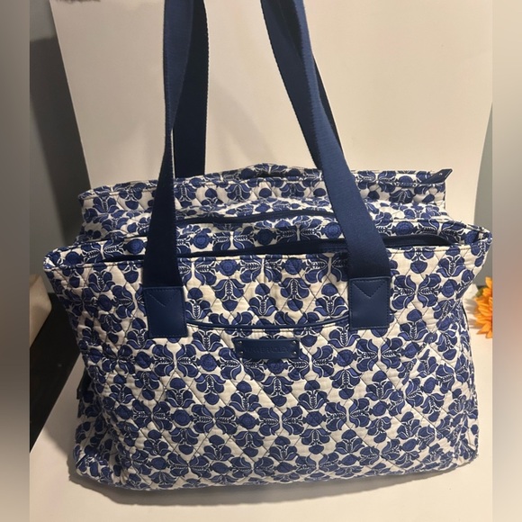 Vera Bradley Navy and White Floral Quilted Bag - Picture 9 of 9